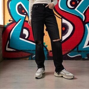 AMERICAN EAGLE Strigid Super High Rise Baggy Straight Jean in Distressed Black 0